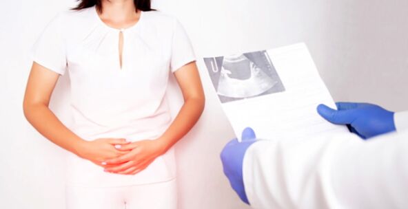 Vrouw met bacteriële cystitis wordt gediagnosticeerd door een arts